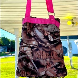 Super cute camo cross strap purse.. with lots of space and zippers zzz